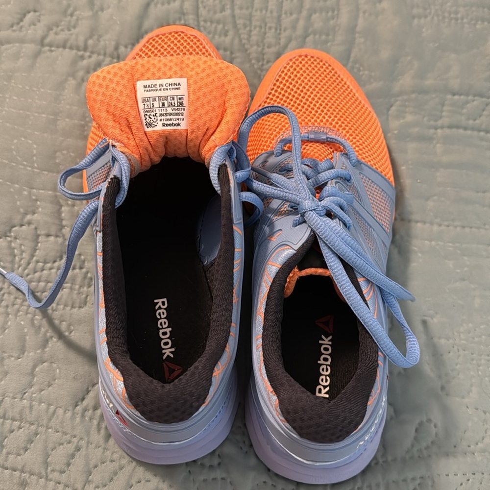 Women’s Reebok size 7.5 - Picture 4 of 4